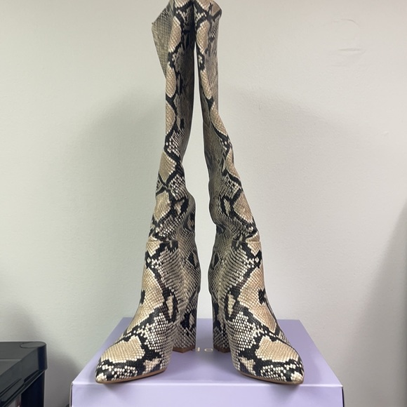 Brand new Madden Girl Woman’s Boots. Size 6. Comes with box but no top. - Picture 2 of 10